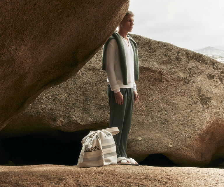 新品ヨーロッパ直営店購入！イタリア製モンクレールキッズ手袋L/ミトン 