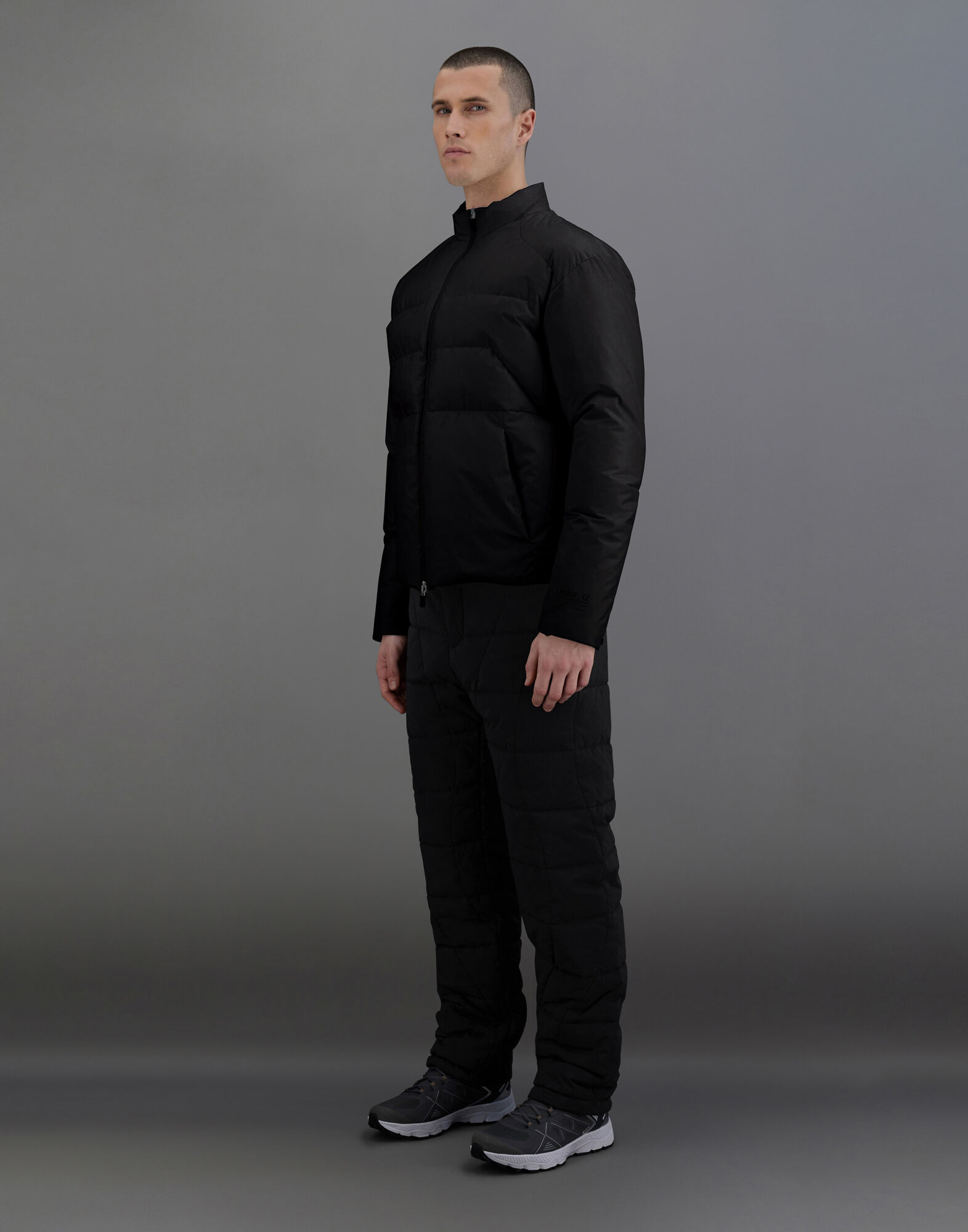 メンズ ラミナー ゴアテックス インフィニアム ウィンドストッパー ボンバージャケット ブラック | Herno® (ヘルノ)
