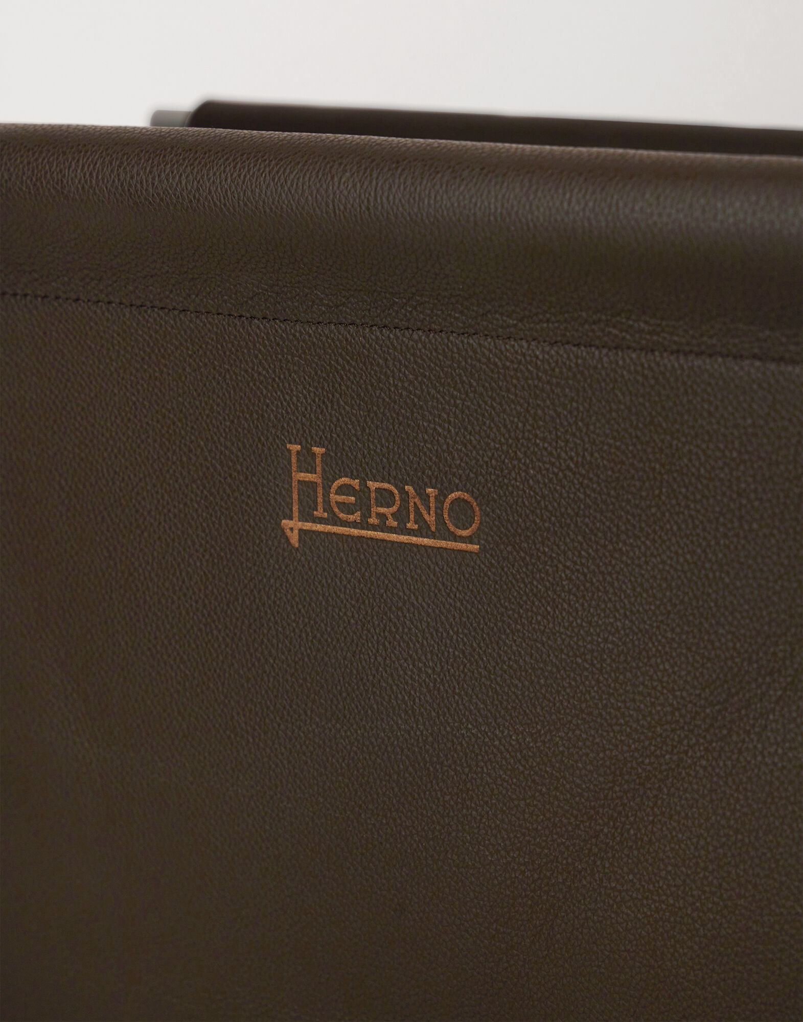 ヘルノ・アビタ レザー マガジンラック コーヒー色 | Herno® (ヘルノ)