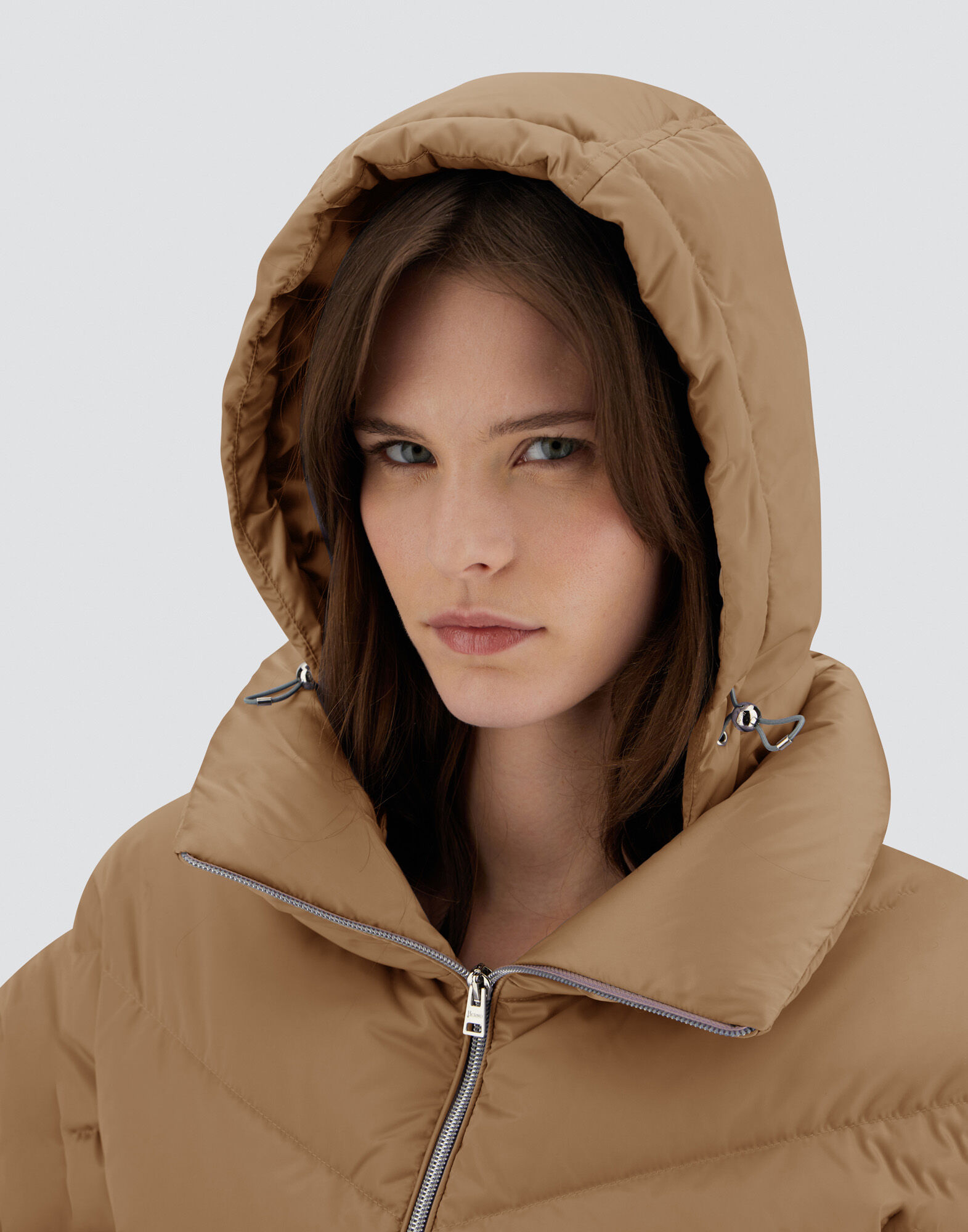 【5/1まで出品・お値下げ】　Herno フード付きベージュナイロンパーカー CAPE IN SATIN in Camel for Women | Herno®