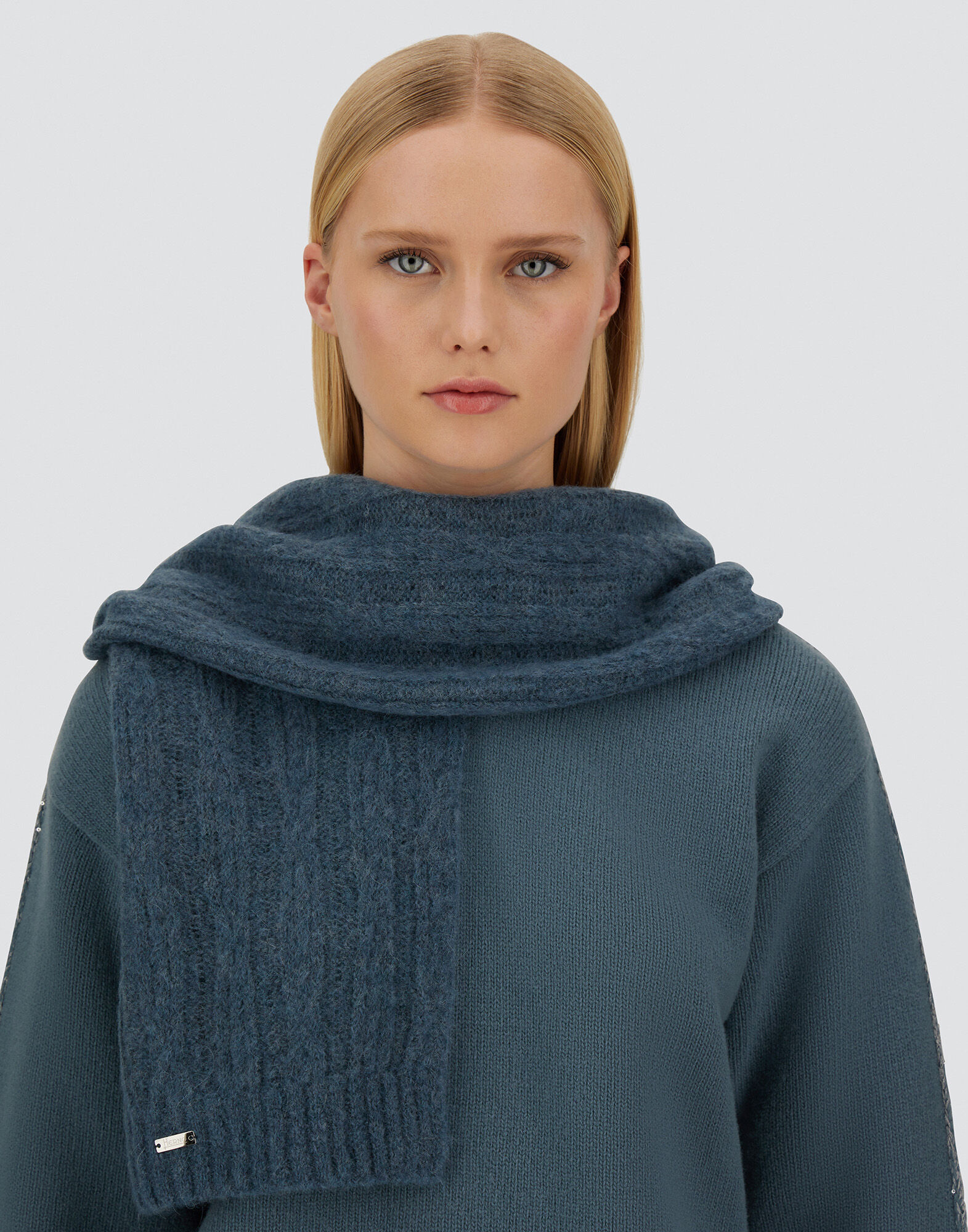 RESORT SCARF IN CABLE KNIT ALPACA WOOL in Midnight Teal for Women