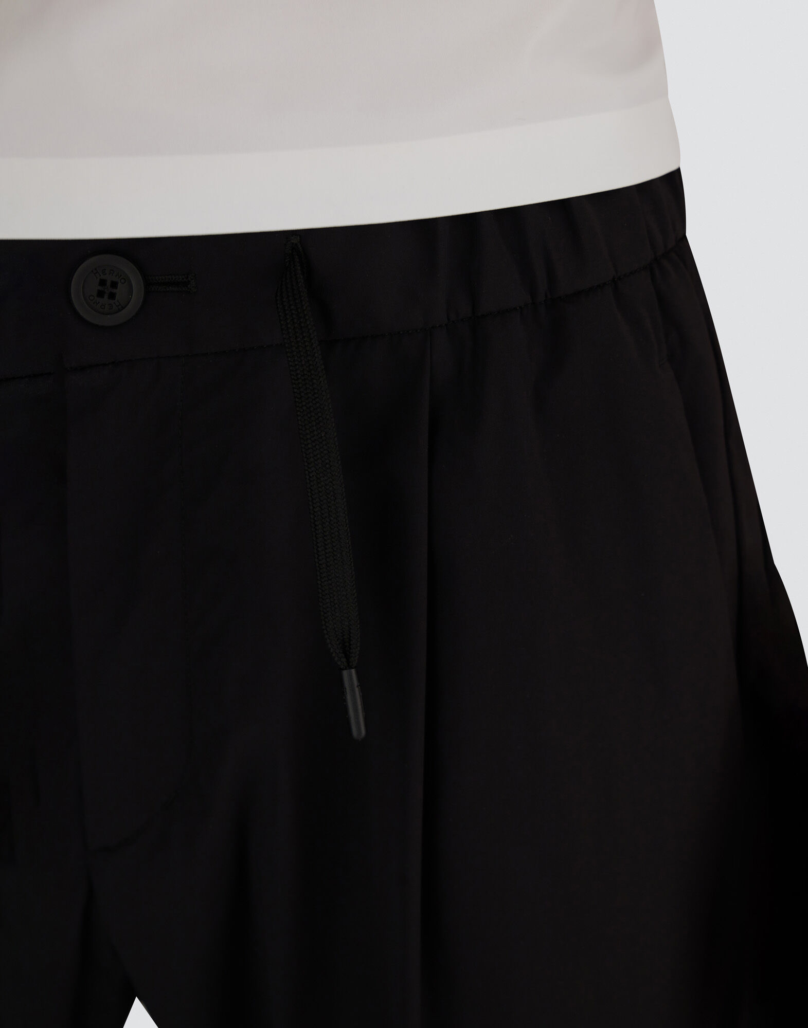 メンズ ナイロンマエストロ パンツ ブラック | Herno® (ヘルノ)