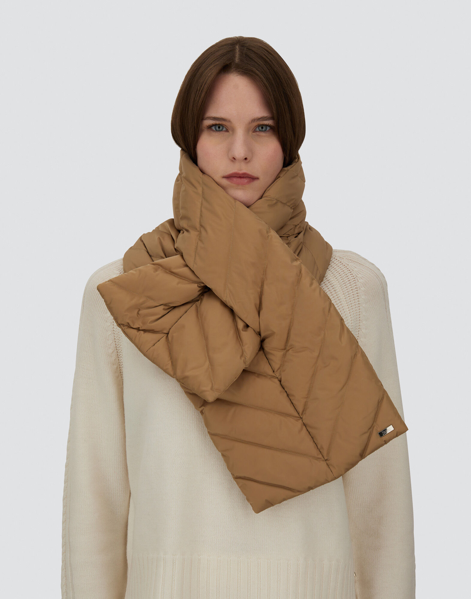 レディース サテンキルトマフラー キャメル | Herno® (ヘルノ)