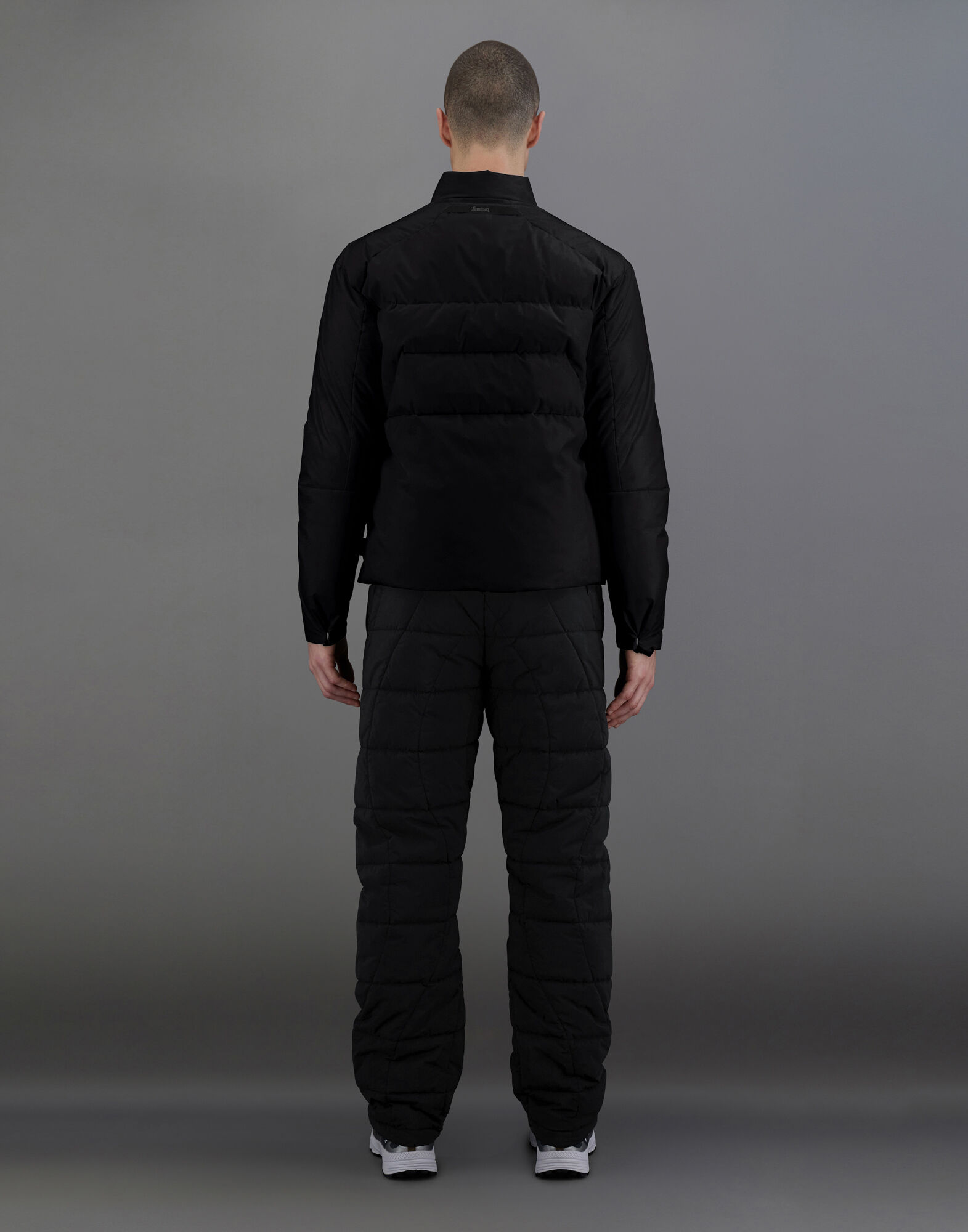 メンズ ラミナー ゴアテックス インフィニアム ウィンドストッパー ボンバージャケット ブラック | Herno® (ヘルノ)