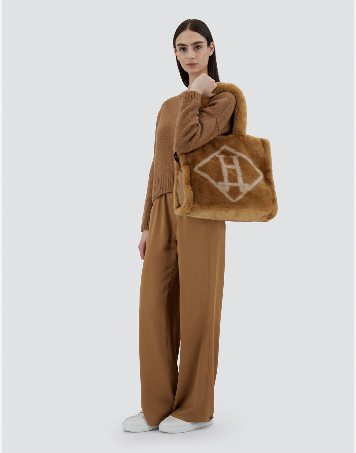 Herno ソフトフェイクファー バッグ In Camel