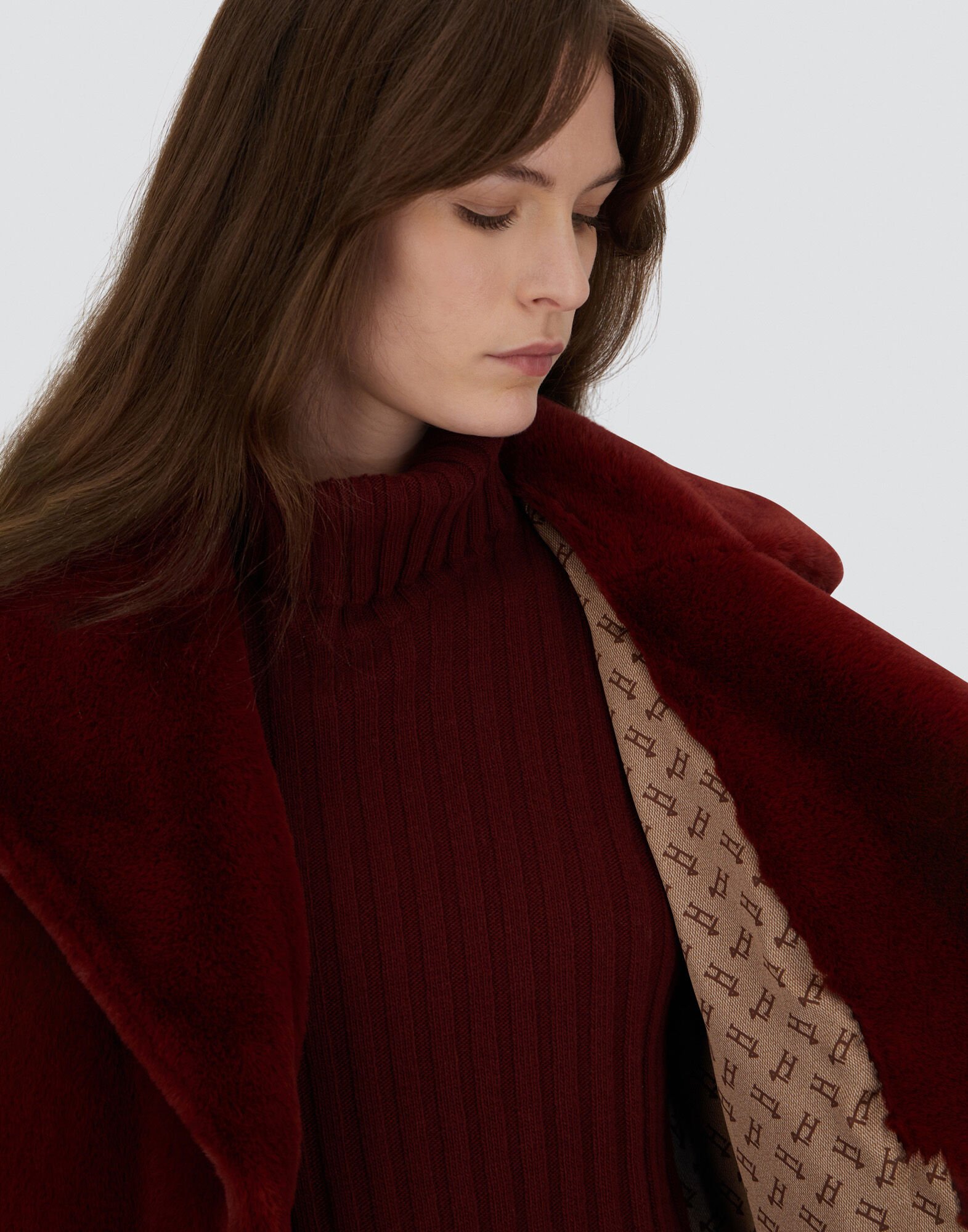 極美品ラピーヌブランシェ　フォックスファー襟ロングベルト付コート L〜XLレッド レディース ソフトオルタナティブファー コート ボルドー | Herno