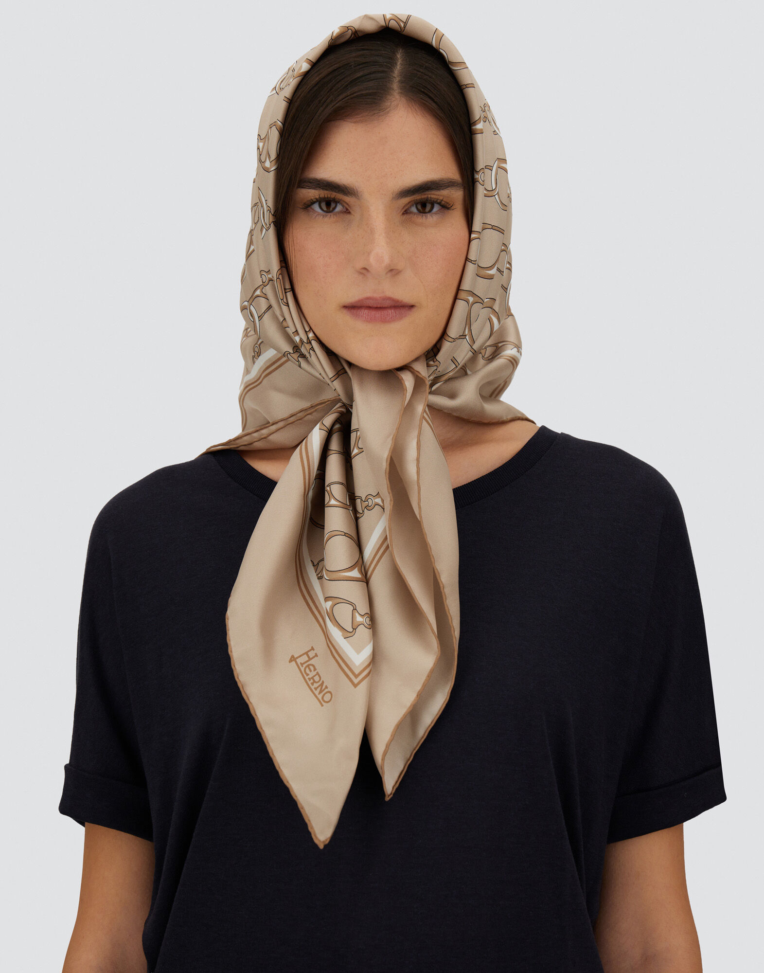 レディース SCARF IN ICONIC PRINT SILK キャメル | Herno® (ヘルノ)