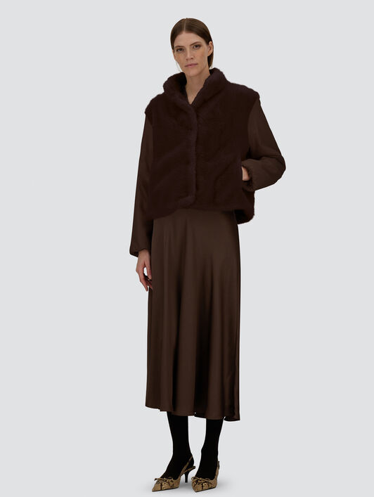 JACKE RESORT AUS KUNSTPELZ IN BIBEROPTIK UND AUS KASCHMIR UND SEIDE