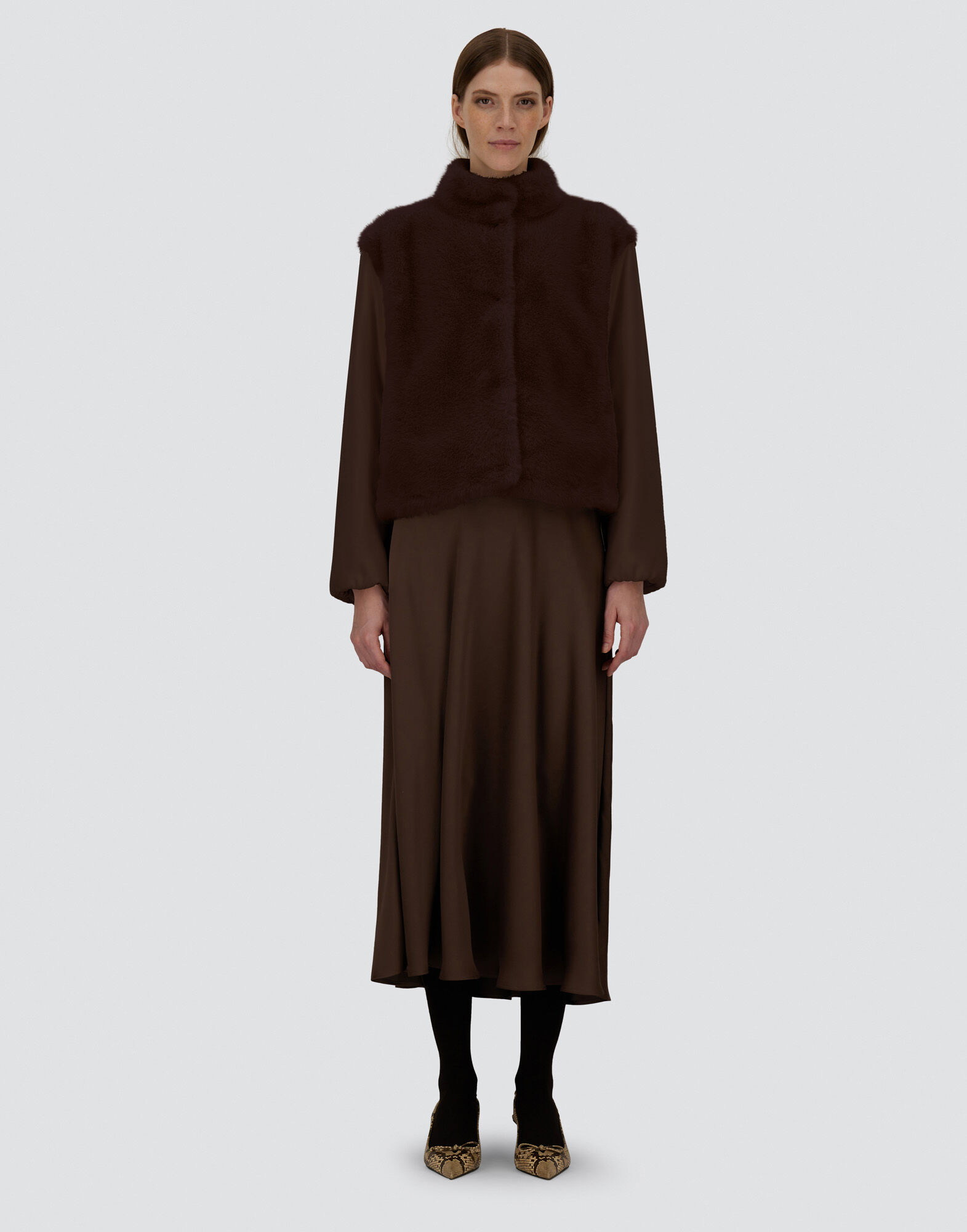 JACKE RESORT AUS KUNSTPELZ IN BIBEROPTIK UND AUS KASCHMIR UND SEIDE