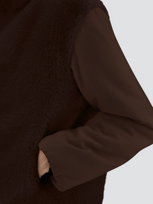 JACKE RESORT AUS KUNSTPELZ IN BIBEROPTIK UND AUS KASCHMIR UND SEIDE