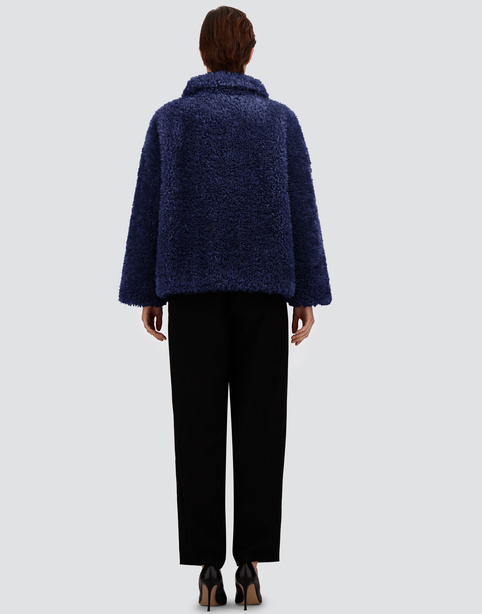 VESTE COURTE EN FOURRURE SYNTHÉTIQUE BOUCLÉE