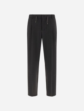 PANTALÓN DE TEJIDO TÉCNICO CON MOTIVO DE RAYA DIPLOMÁTICA