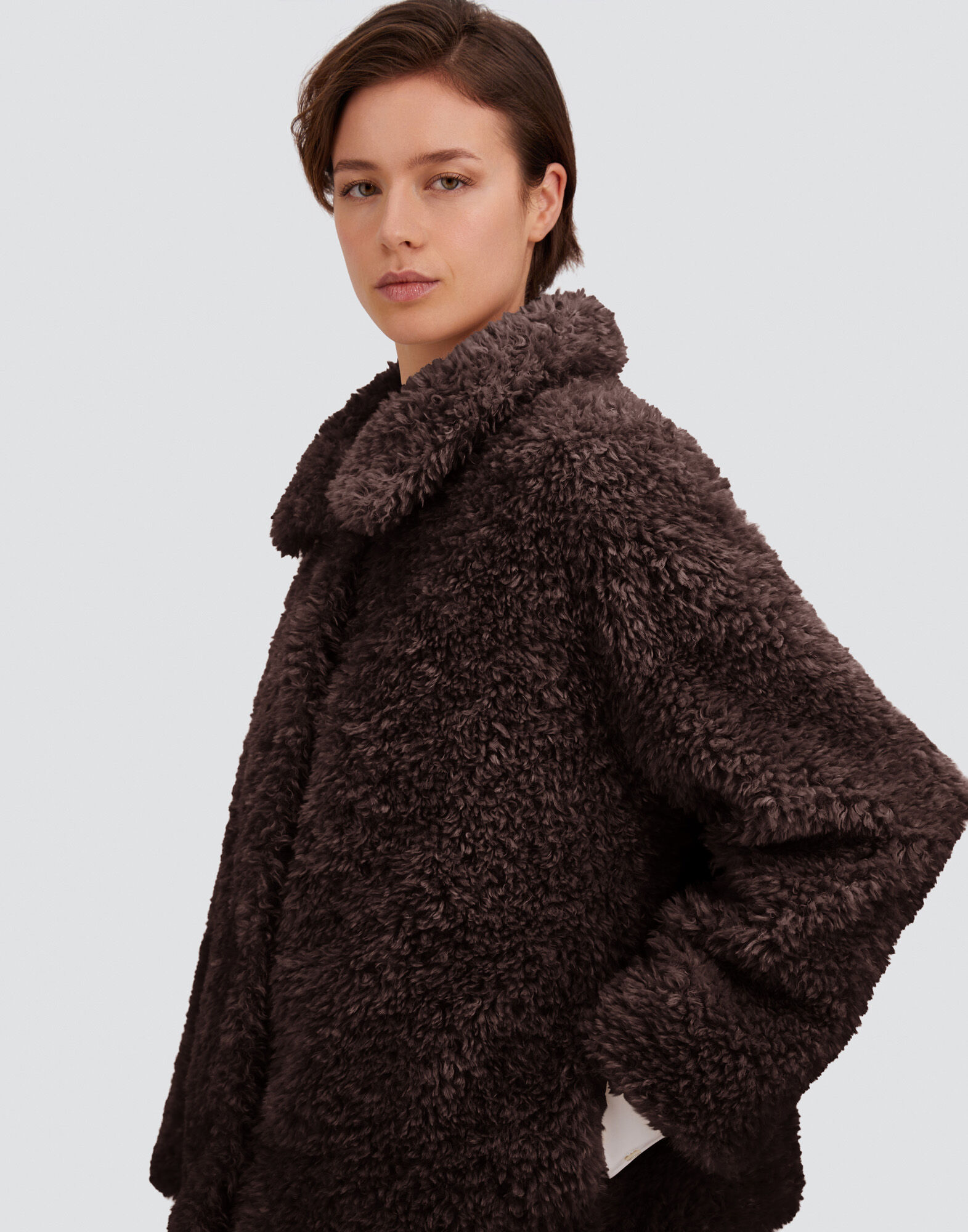 VESTE COURTE EN FOURRURE SYNTHÉTIQUE BOUCLÉE