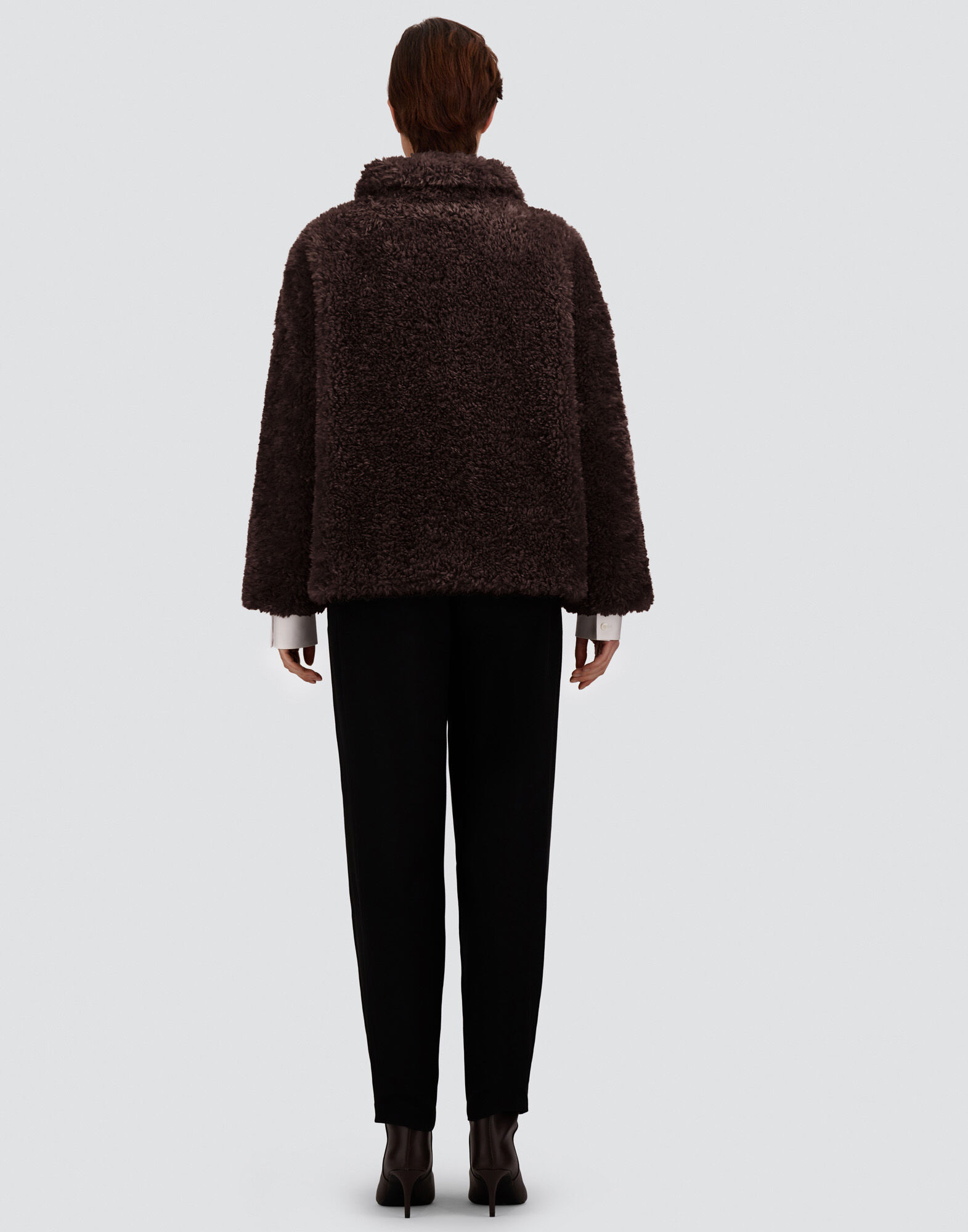 VESTE COURTE EN FOURRURE SYNTHÉTIQUE BOUCLÉE