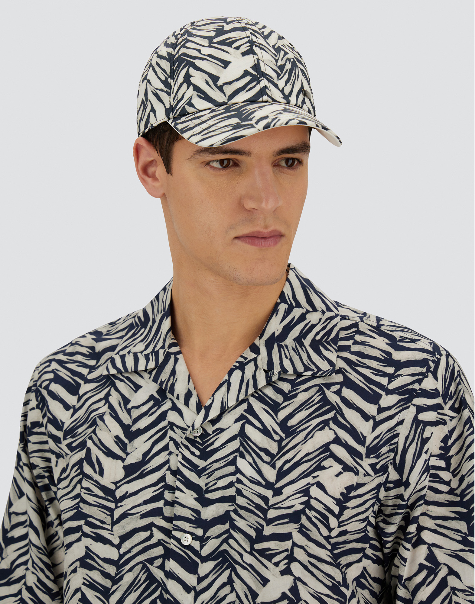 Herno Resort Baseball Cap In Nylon Seasonal Print And Travel Nylon Ponente In Black