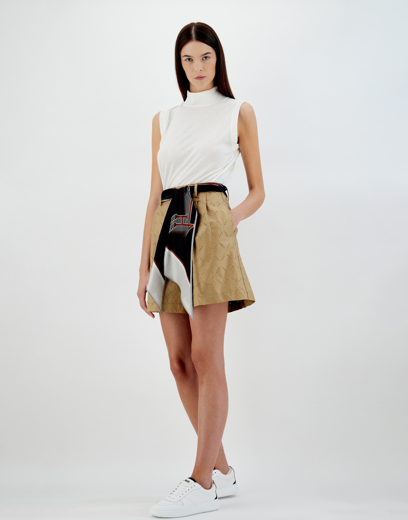 Herno Embroidered Delon Shorts In Sand