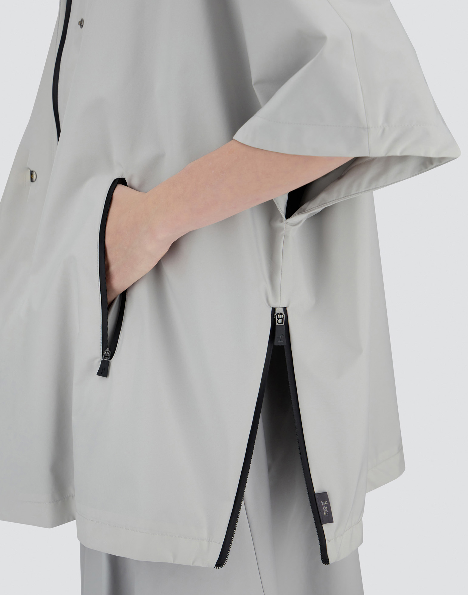Herno Poncho In Gore-tex Infinium Windstopper In Ice
