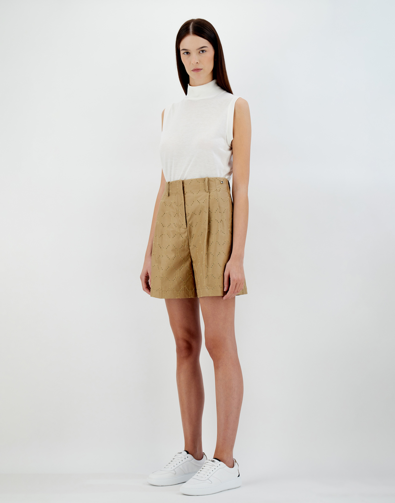 Herno Embroidered Delon Shorts In Sand